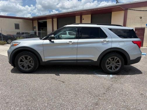 Iconic Silver Metallic 2021 Ford Explorer XLT