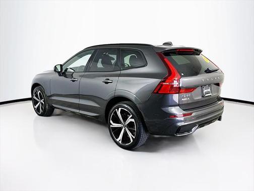 2023 Volvo XC60 B5 Ultimate Dark Theme