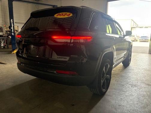 Midnight Sky 2024 Jeep Grand Cherokee Limited