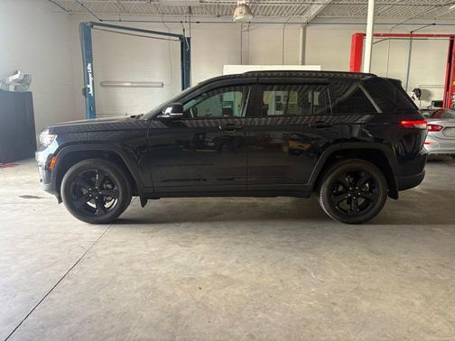 Midnight Sky 2024 Jeep Grand Cherokee Limited