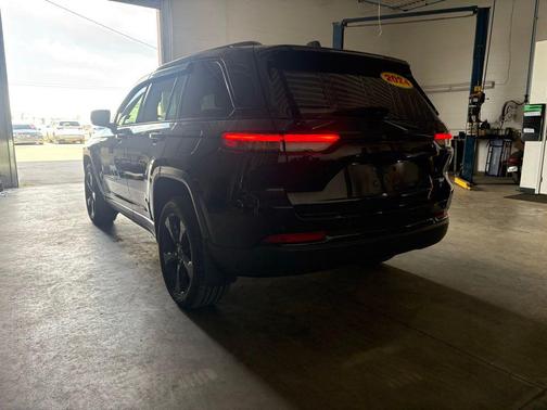 Midnight Sky 2024 Jeep Grand Cherokee Limited
