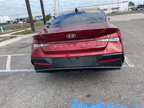 2024 Hyundai ELANTRA Limited