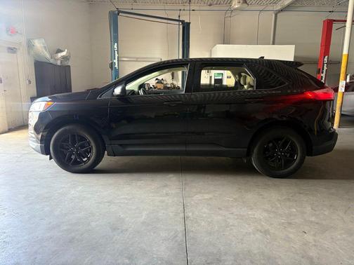 Agate Black Metallic 2021 Ford Edge SE