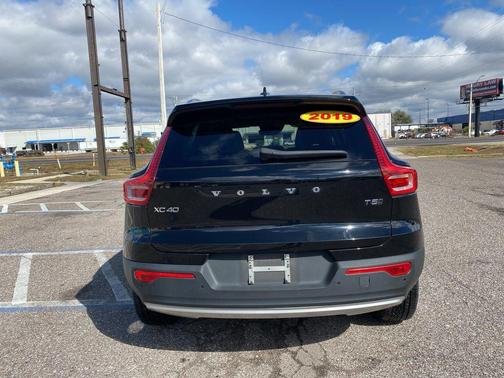 2019 Volvo XC40 T5 R-Design