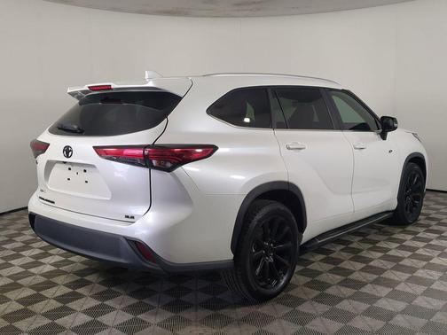 Pear 2023 Toyota Highlander L