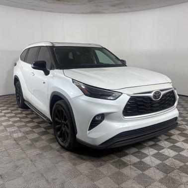 Pear 2023 Toyota Highlander L