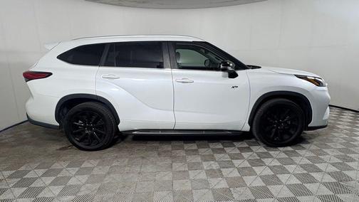 Pear 2023 Toyota Highlander L