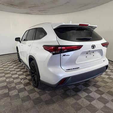 Pear 2023 Toyota Highlander L
