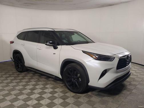 Pear 2023 Toyota Highlander L