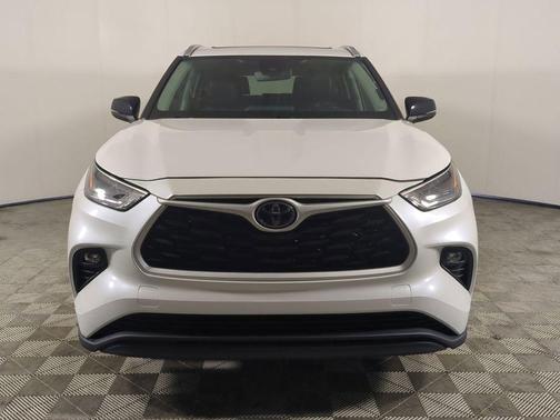 Pear 2023 Toyota Highlander L