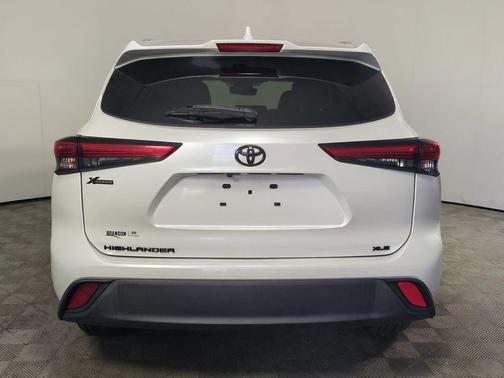 Pear 2023 Toyota Highlander L