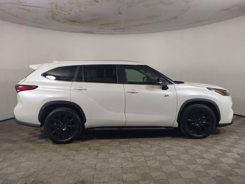 Pear 2023 Toyota Highlander L