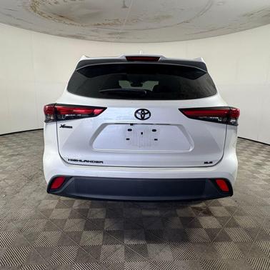 Pear 2023 Toyota Highlander L