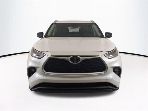 Pear 2023 Toyota Highlander L