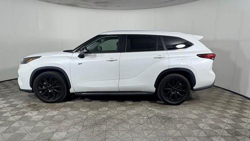 Pear 2023 Toyota Highlander L