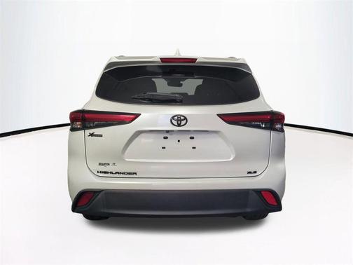 Pear 2023 Toyota Highlander L