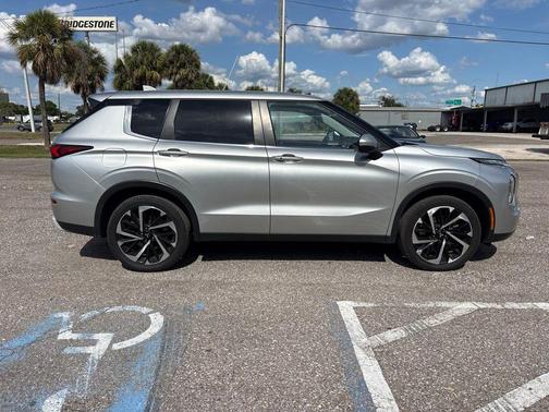 Alloy Silver Metallic 2024 Mitsubishi Outlander SE S-AWC