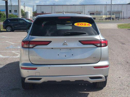 Alloy Silver Metallic 2024 Mitsubishi Outlander SE S-AWC
