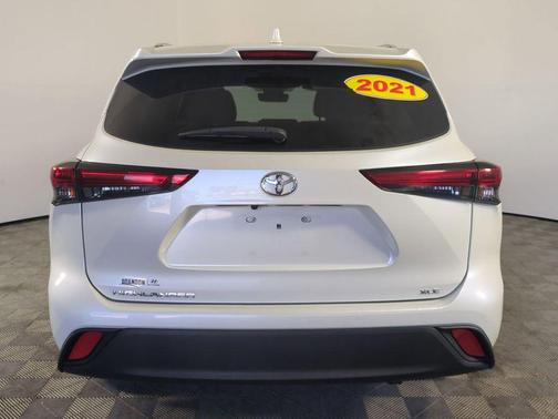 Blizzard Pearl 2021 Toyota Highlander XLE