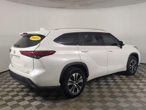 Blizzard Pearl 2021 Toyota Highlander XLE