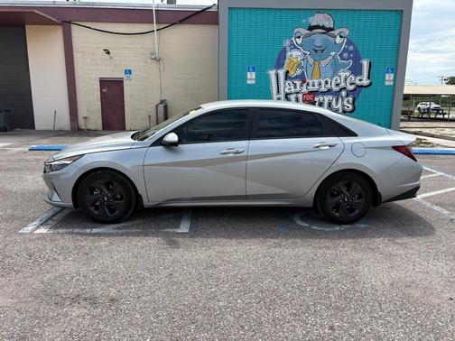 Shimmering Silver Pearl 2023 Hyundai ELANTRA SEL
