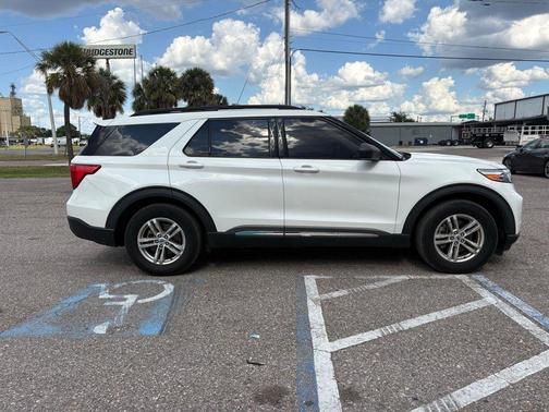 Star White Metallic Tri-Coat 2022 Ford Explorer XLT