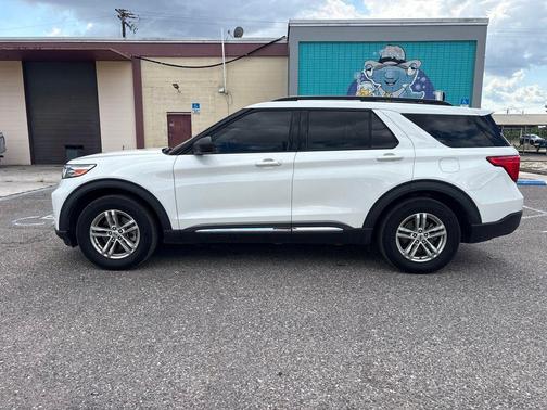 Star White Metallic Tri-Coat 2022 Ford Explorer XLT