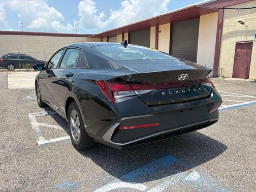 Abyss Black 2025 Hyundai ELANTRA SE