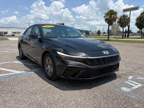 Abyss Black 2025 Hyundai ELANTRA SE