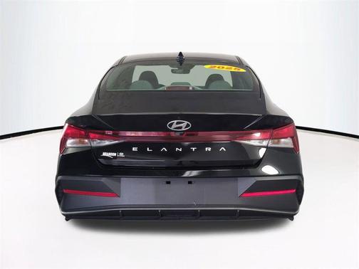 Abyss Black 2025 Hyundai ELANTRA SE