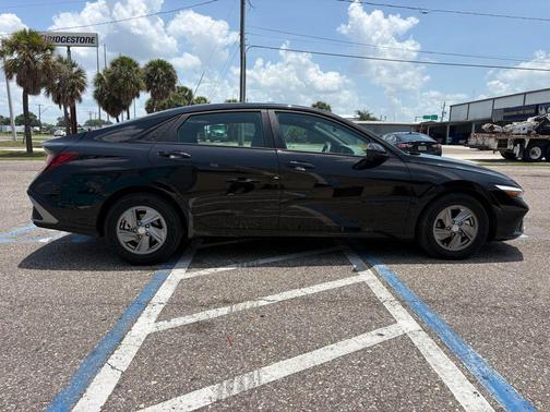 Abyss Black 2025 Hyundai ELANTRA SE