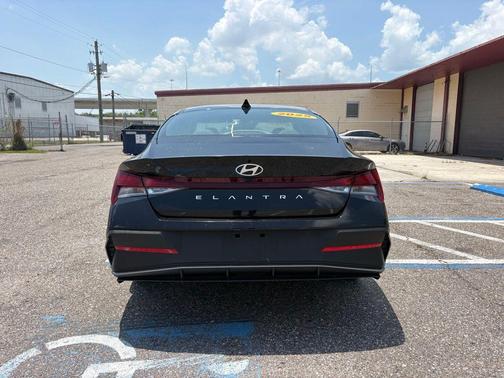 Abyss Black 2025 Hyundai ELANTRA SE