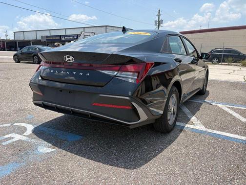 Abyss Black 2025 Hyundai ELANTRA SE