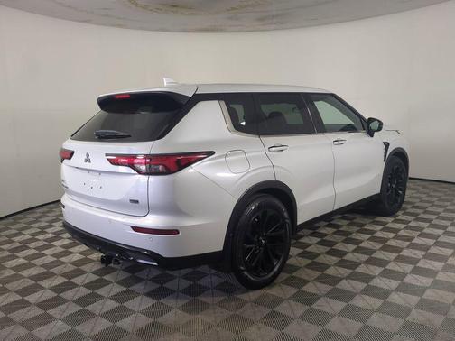 White Diamond 2022 Mitsubishi Outlander SE
