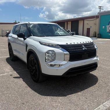White Diamond 2022 Mitsubishi Outlander SE
