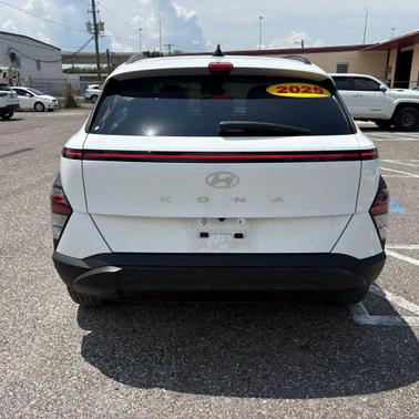 Atlas White 2025 Hyundai KONA SEL