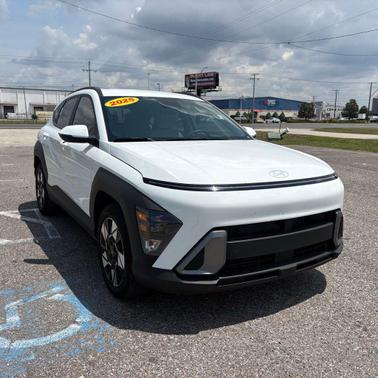 Atlas White 2025 Hyundai KONA SEL