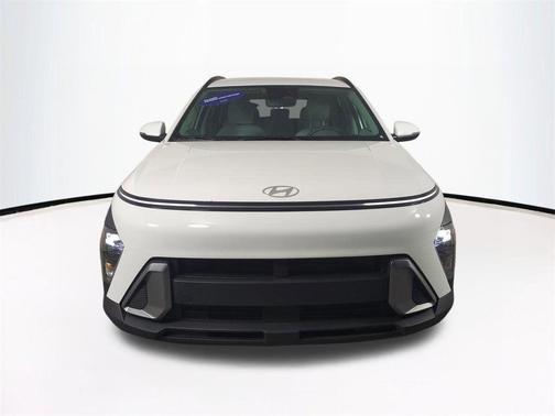 Atlas White 2025 Hyundai KONA SEL