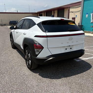 Atlas White 2025 Hyundai KONA SEL