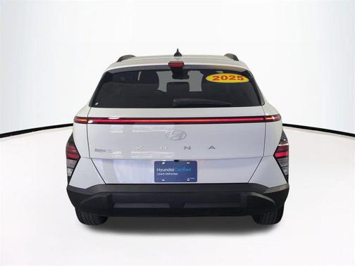 Atlas White 2025 Hyundai KONA SEL