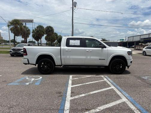 Ivory White Tri-Coat Pearlcoat 2022 RAM 1500 Laramie
