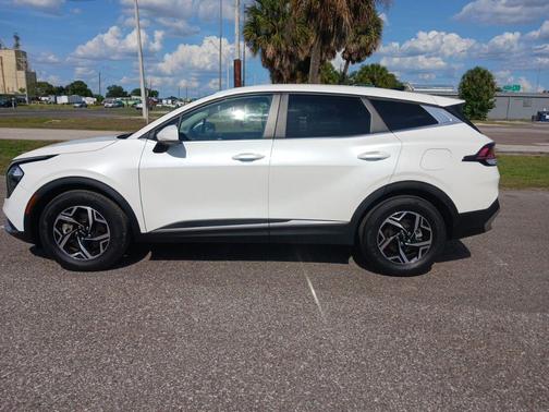 Snow White Pearl 2023 Kia Sportage LX