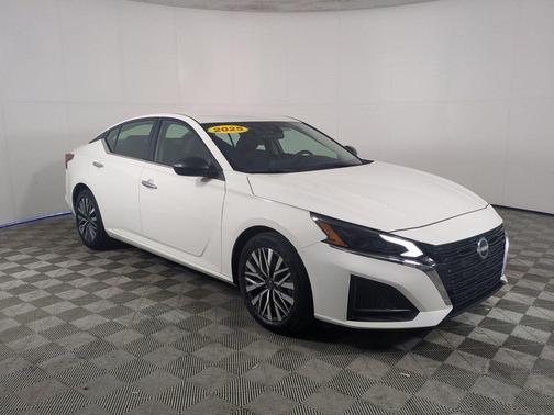 Glacier White 2025 Nissan Altima 2.5 SV