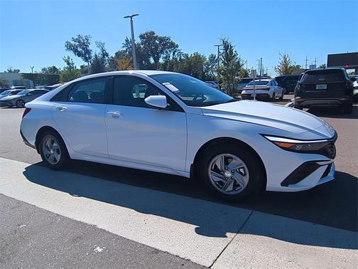 2026 Hyundai ELANTRA SE