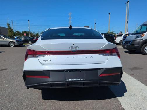 2026 Hyundai ELANTRA SE