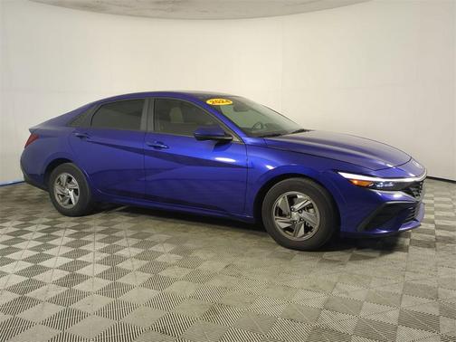 2024 Hyundai ELANTRA SE