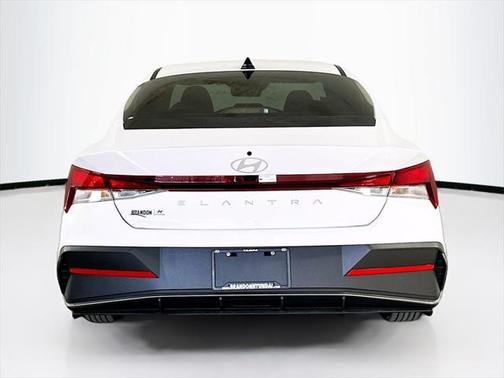 2025 Hyundai ELANTRA SE