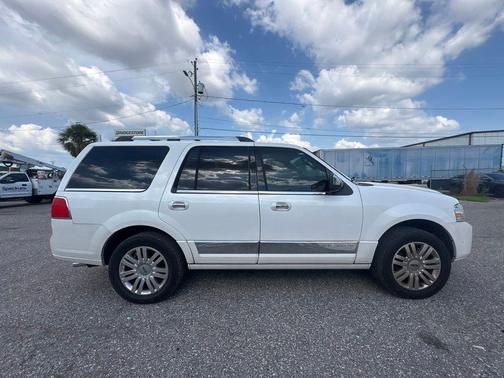 White Platinum Metallic Tri-Coat 2014 Lincoln Navigator Base