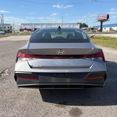 Fluid Metal 2025 Hyundai ELANTRA SE