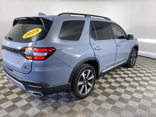 2025 Honda Pilot Touring 8-Passenger